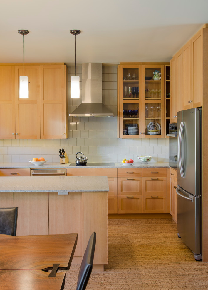 Moderne Küche mit Schrankfronten mit vertiefter Füllung, hellen Holzschränken, Küchenrückwand in Weiß, Rückwand aus Keramikfliesen, Küchengeräten aus Edelstahl, Kücheninsel und Korkboden in Portland