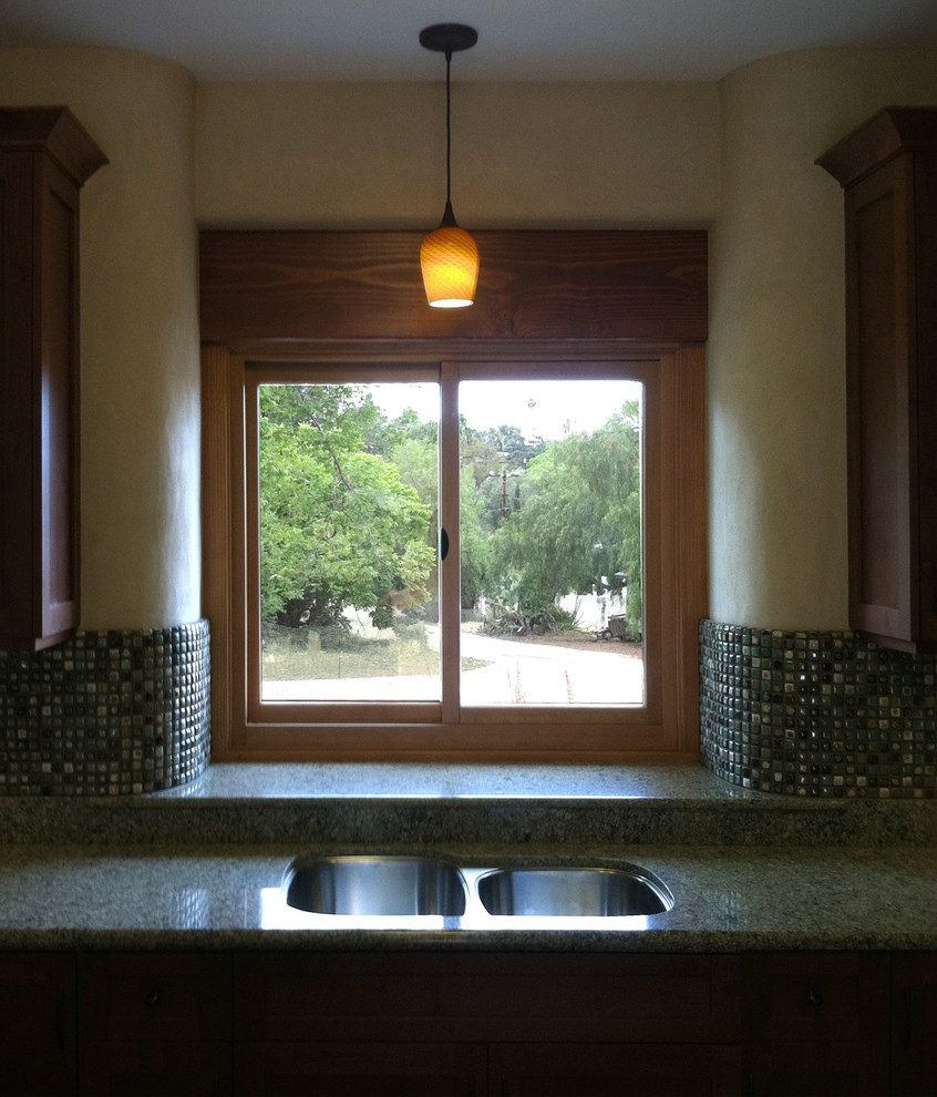 Esempio di una cucina classica di medie dimensioni con lavello a doppia vasca, top in quarzite, paraspruzzi con piastrelle in ceramica e penisola