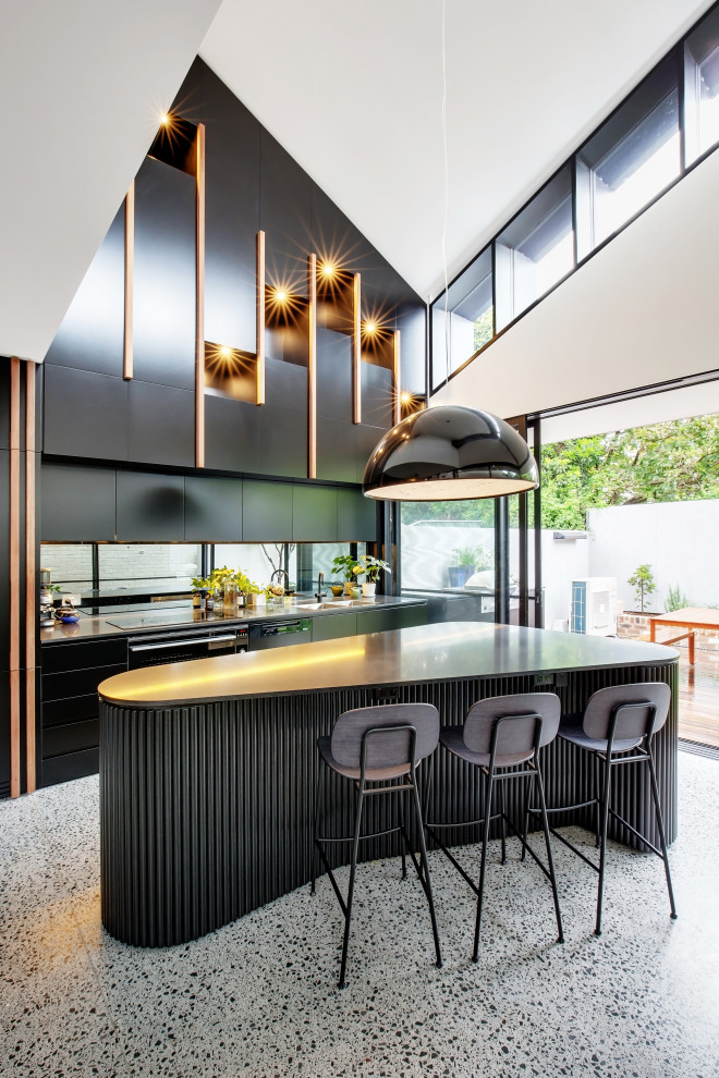Idéer för mellanstora funkis linjära kök med öppen planlösning, med en dubbel diskho, släta luckor, svarta skåp, stänkskydd med metallisk yta, spegel som stänkskydd, terrazzogolv, en köksö och flerfärgat golv