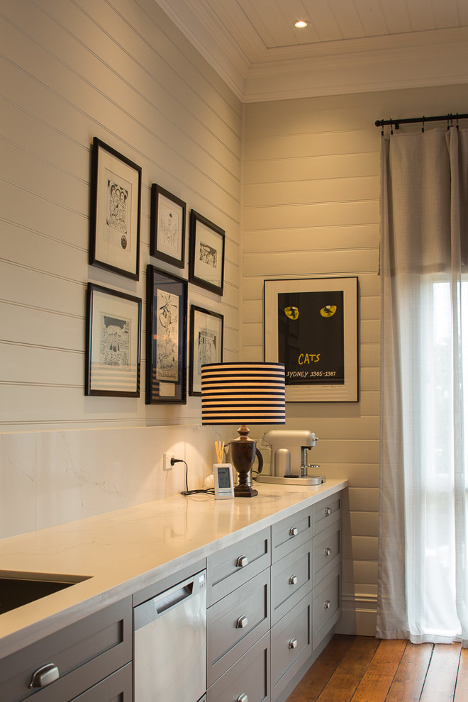 Zweizeilige, Mittelgroße Moderne Wohnküche ohne Insel mit Kassettenfronten, grauen Schränken, Marmor-Arbeitsplatte, Küchenrückwand in Weiß, Rückwand aus Marmor, Küchengeräten aus Edelstahl und braunem Holzboden in Sydney