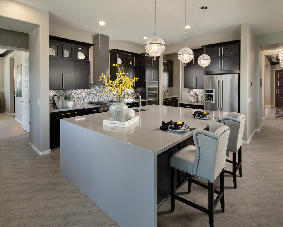 Moderne Küche mit flächenbündigen Schrankfronten, schwarzen Schränken, Küchenrückwand in Grau und Küchengeräten aus Edelstahl in Phoenix