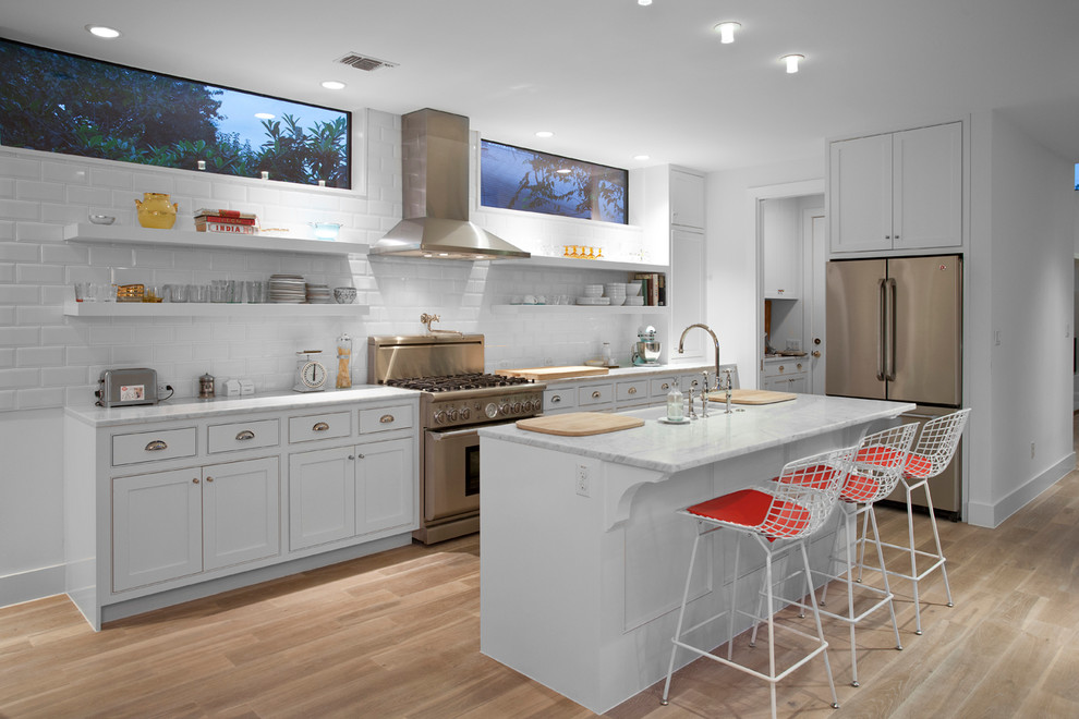 Moderne Küche mit Rückwand aus Metrofliesen und Küchengeräten aus Edelstahl in Austin