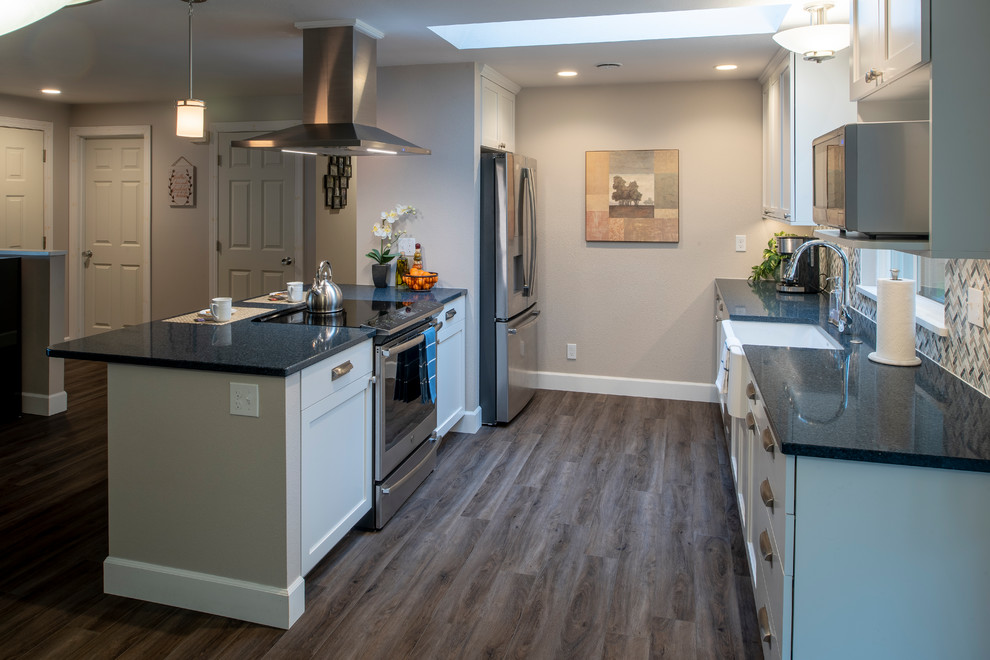 Esempio di una cucina parallela contemporanea di medie dimensioni con ante in stile shaker, ante bianche, top in quarzo composito, paraspruzzi grigio, pavimento in laminato, pavimento grigio e top blu