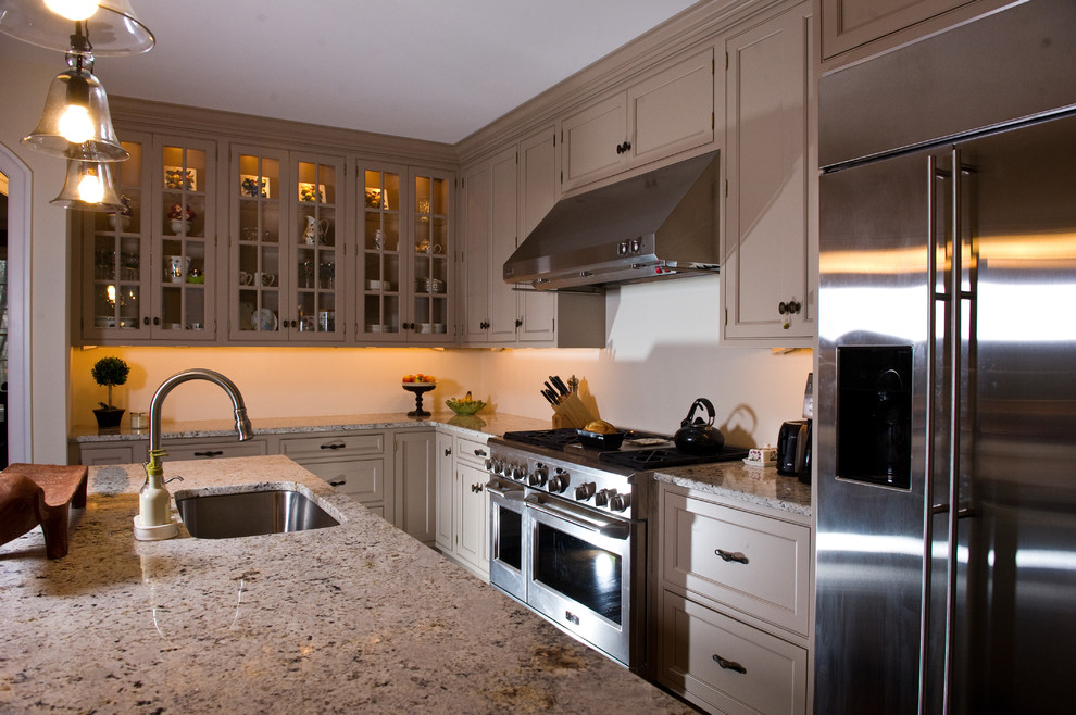 Esempio di una grande cucina chic con lavello a vasca singola, ante di vetro, ante gialle, top in granito e elettrodomestici in acciaio inossidabile