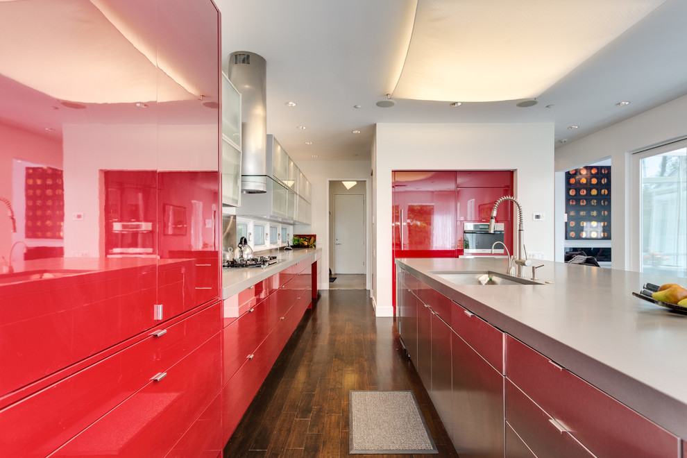 Exempel på ett stort modernt grå grått kök och matrum, med röda skåp, bänkskiva i betong, rostfria vitvaror, mörkt trägolv och en köksö