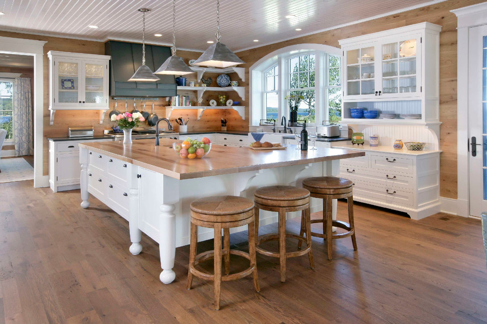 Klassische Küche in L-Form mit Schrankfronten im Shaker-Stil, weißen Schränken und Arbeitsplatte aus Holz in Sonstige