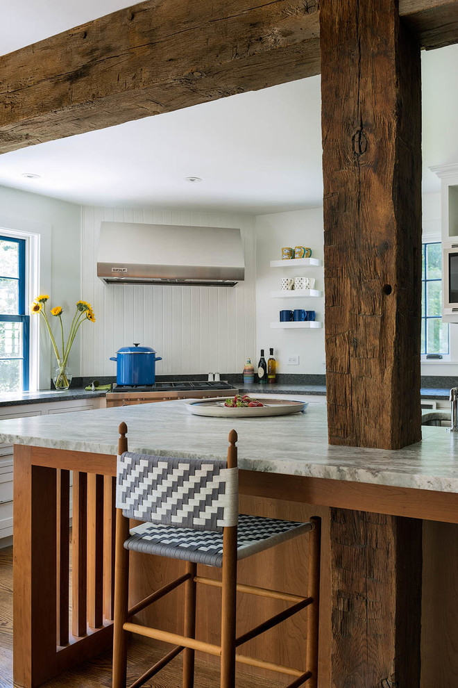 Idéer för att renovera ett stort eklektiskt kök, med en undermonterad diskho, skåp i shakerstil, vita skåp, vitt stänkskydd, stänkskydd i trä, rostfria vitvaror, mellanmörkt trägolv, en köksö, brunt golv och granitbänkskiva