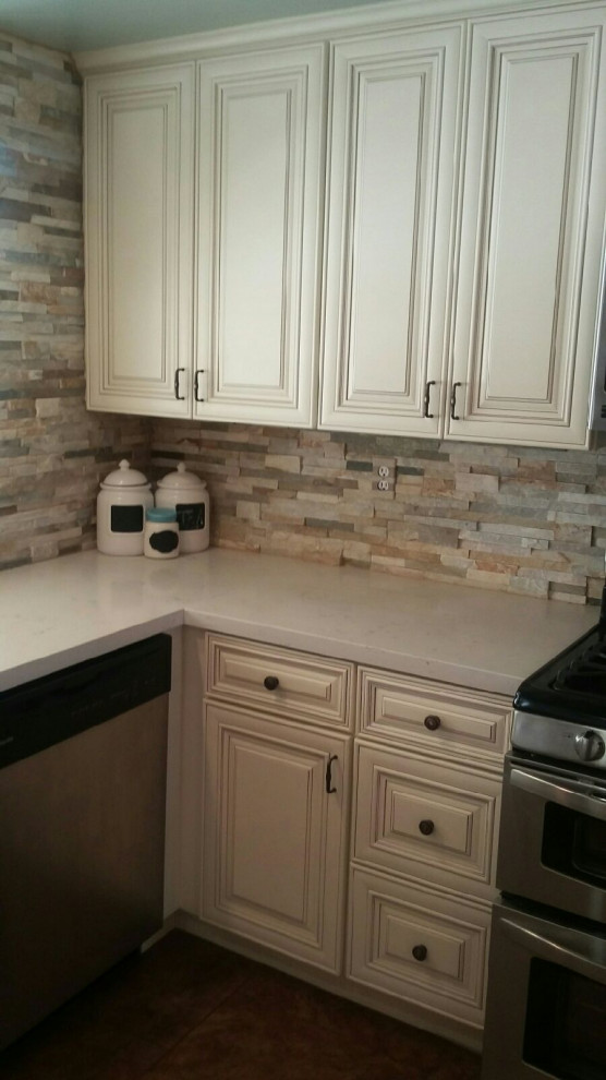 Antique white glaze kitchen with Carrara white quartz