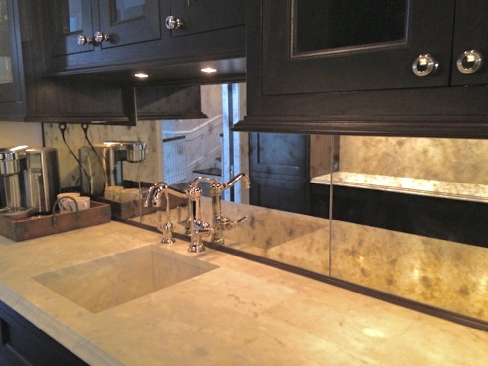 Example of an eat-in kitchen design in Chicago with glass sheet backsplash