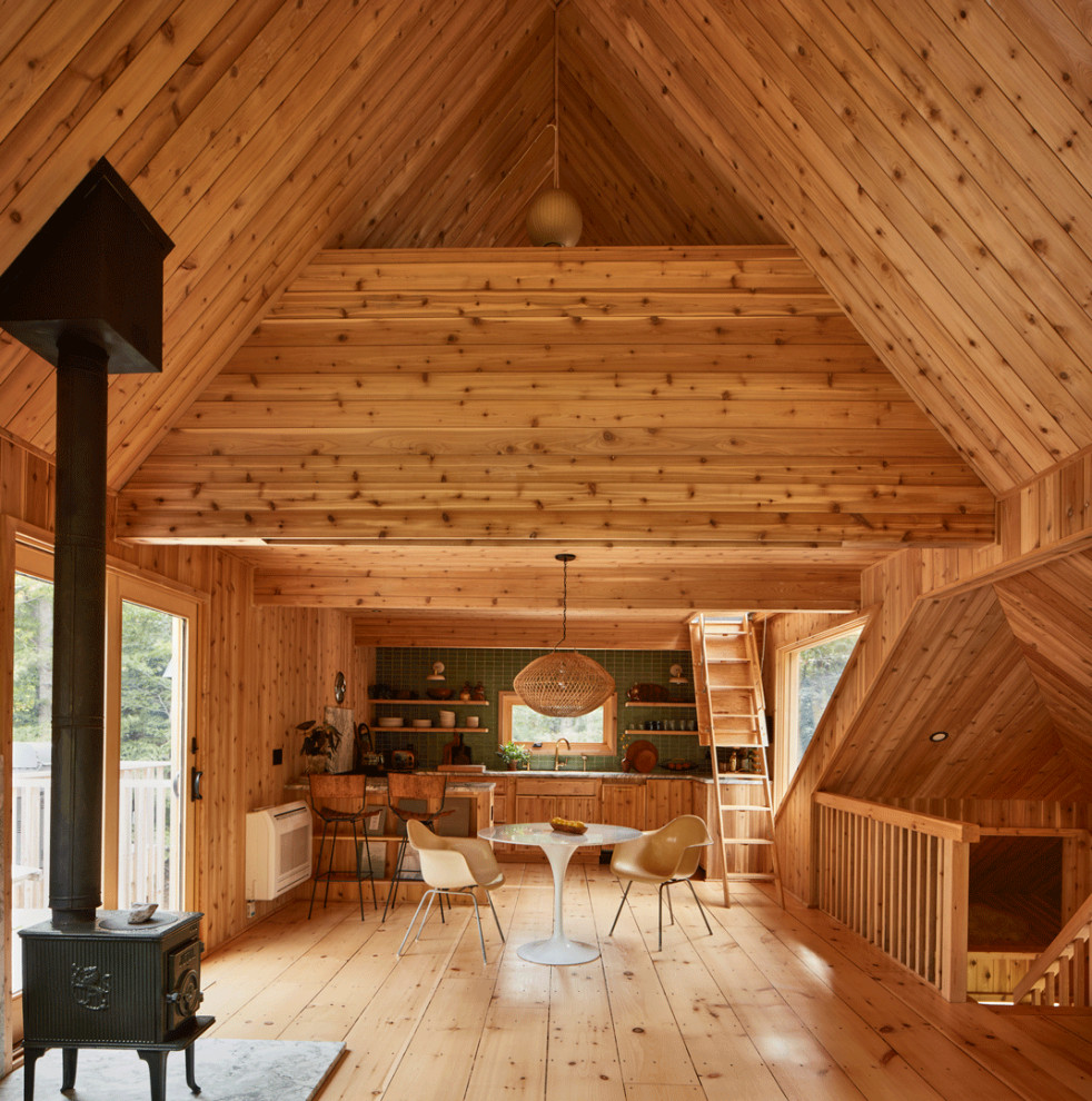 Exempel på ett litet retro grå grått kök, med en enkel diskho, skåp i shakerstil, skåp i ljust trä, marmorbänkskiva, grönt stänkskydd, stänkskydd i keramik, integrerade vitvaror, ljust trägolv, en halv köksö och gult golv