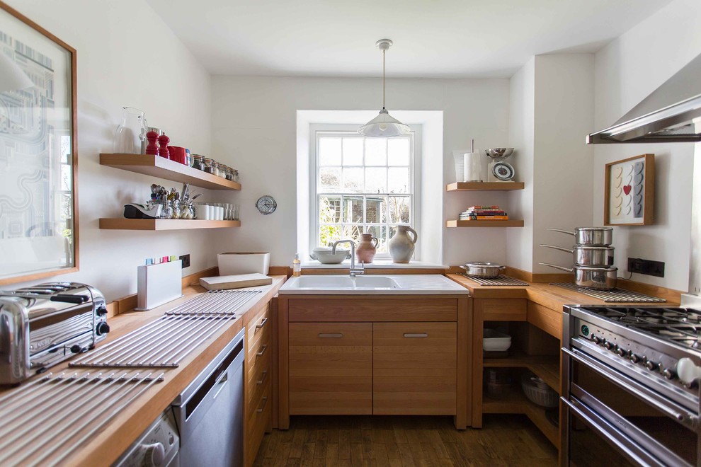 ロンドンにある小さなコンテンポラリースタイルのおしゃれなキッチン (中間色木目調キャビネット、シルバーの調理設備、無垢フローリング、茶色い床、ドロップインシンク、フラットパネル扉のキャビネット、木材カウンター、白いキッチンパネル、アイランドなし) の写真