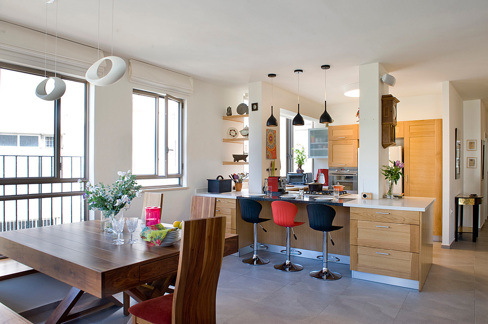 На фото: кухня в современном стиле с фасадами в стиле шейкер, светлыми деревянными фасадами и барной стойкой с