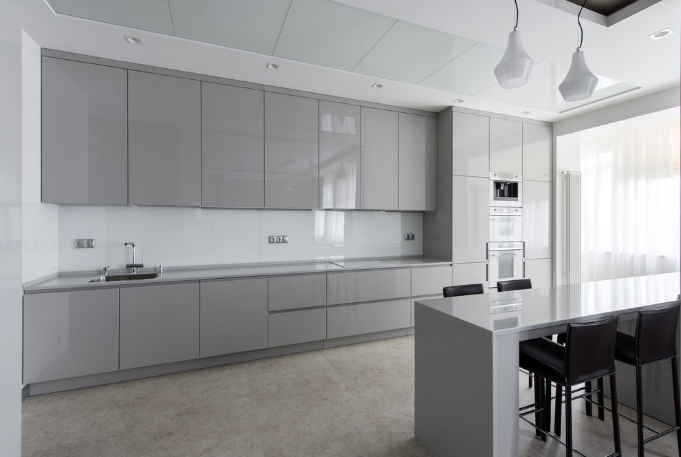 Large minimalist eat-in kitchen photo in Palma de Mallorca with an island