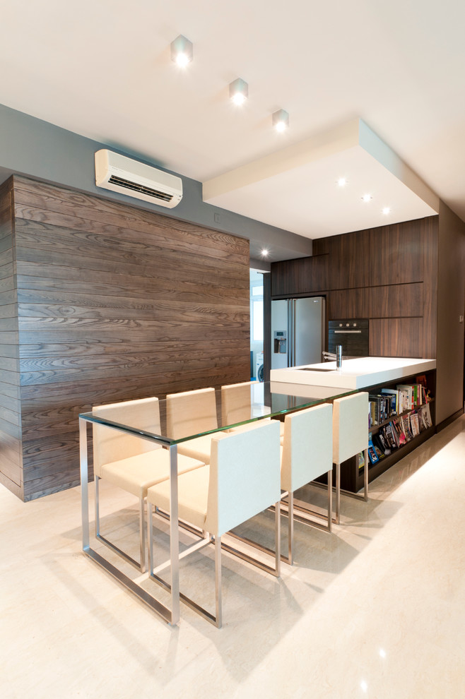 Immagine di una cucina abitabile design con ante lisce e ante in legno bruno