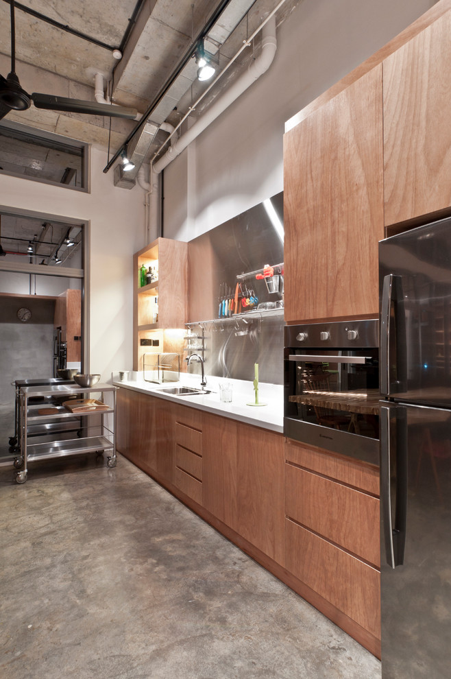 シンガポールにあるモダンスタイルのおしゃれなキッチン (フラットパネル扉のキャビネット、中間色木目調キャビネット、メタリックのキッチンパネル、メタルタイルのキッチンパネル、シルバーの調理設備) の写真