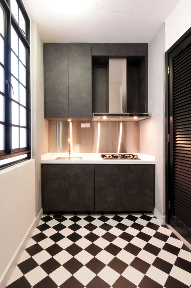 Imagen de cocina actual con armarios con paneles lisos, salpicadero metalizado y con blanco y negro