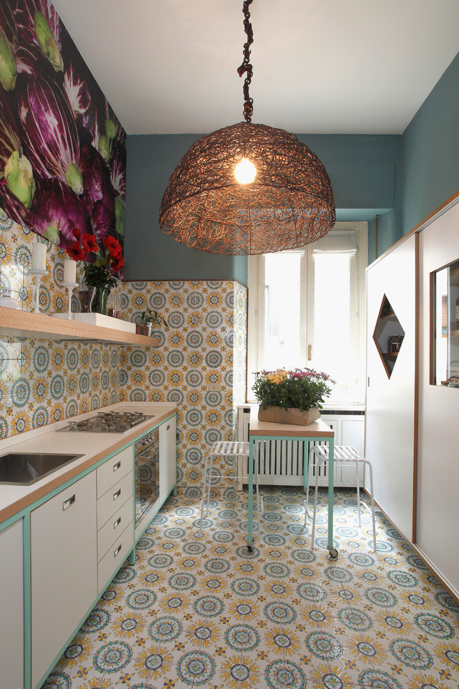 Geschlossene, Einzeilige Mediterrane Küche mit Einbauwaschbecken, flächenbündigen Schrankfronten, weißen Schränken, Rückwand aus Mosaikfliesen, Küchengeräten aus Edelstahl und Keramikboden in Mailand