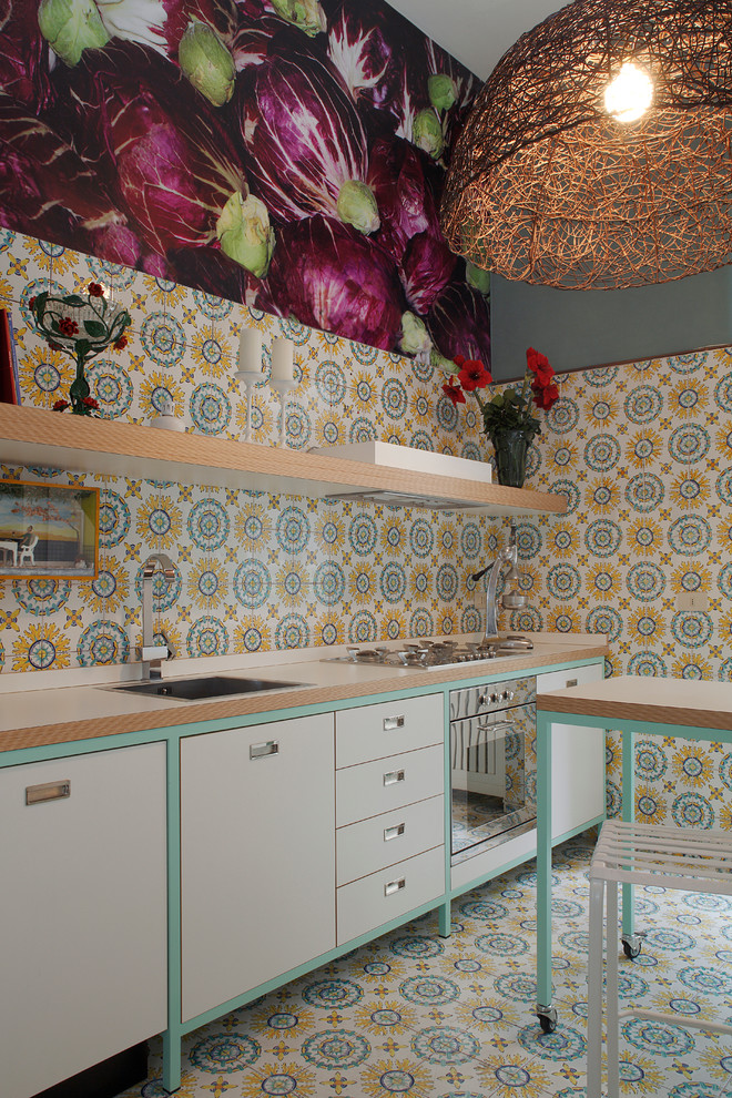 ミラノにあるエクレクティックスタイルのおしゃれなI型キッチン (フラットパネル扉のキャビネット、白いキャビネット、ラミネートカウンター、セラミックタイルのキッチンパネル、セラミックタイルの床) の写真