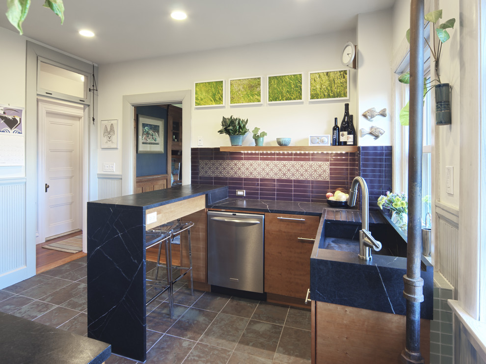 Exempel på ett avskilt modernt l-kök, med en rustik diskho, släta luckor, skåp i mellenmörkt trä, bänkskiva i onyx, blått stänkskydd, stänkskydd i keramik, rostfria vitvaror, skiffergolv och en halv köksö