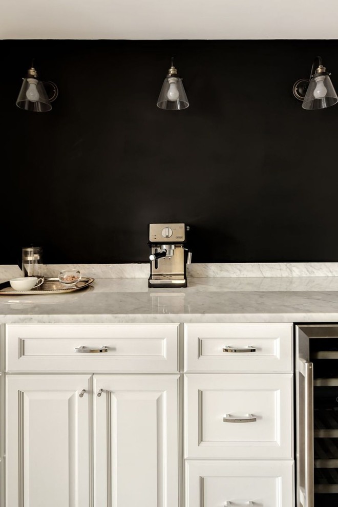 Idéer för små funkis linjära flerfärgat kök, med luckor med infälld panel, vita skåp, bänkskiva i onyx, svart stänkskydd, glaspanel som stänkskydd, rostfria vitvaror, en köksö och flerfärgat golv