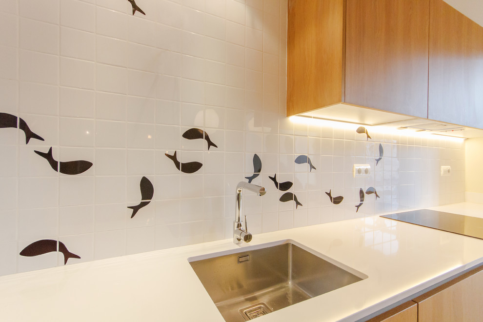 Immagine di una cucina scandinava di medie dimensioni con lavello sottopiano, ante lisce, ante in legno scuro, pavimento in legno massello medio, penisola e paraspruzzi bianco