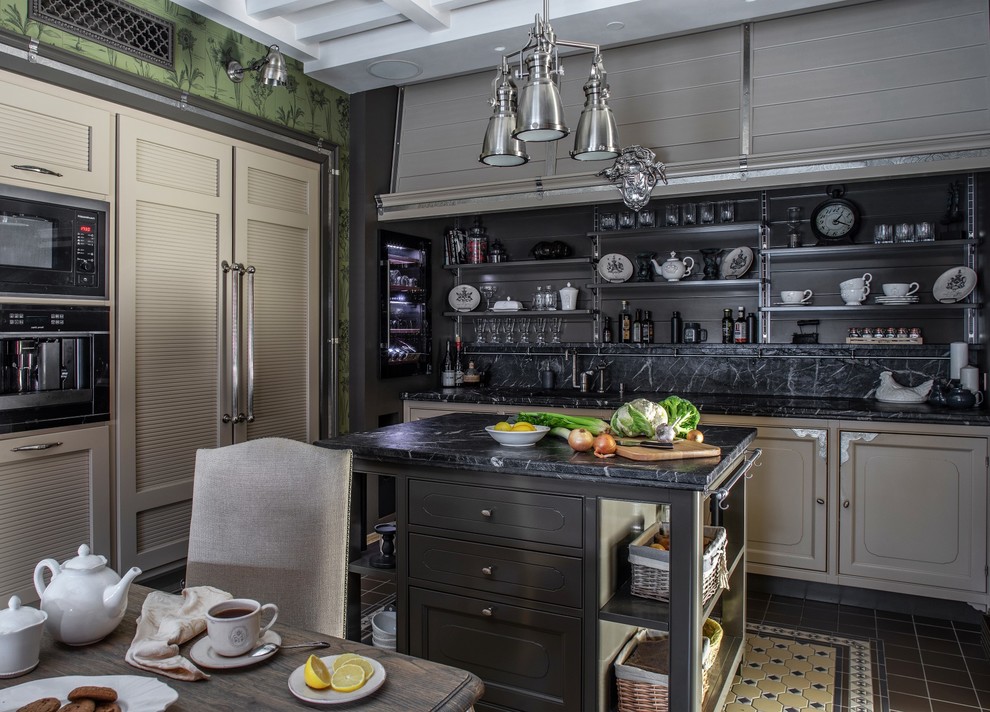 Diseño de cocina comedor lineal clásica con armarios con paneles empotrados, salpicadero negro, electrodomésticos negros, una isla, suelo multicolor y encimeras negras