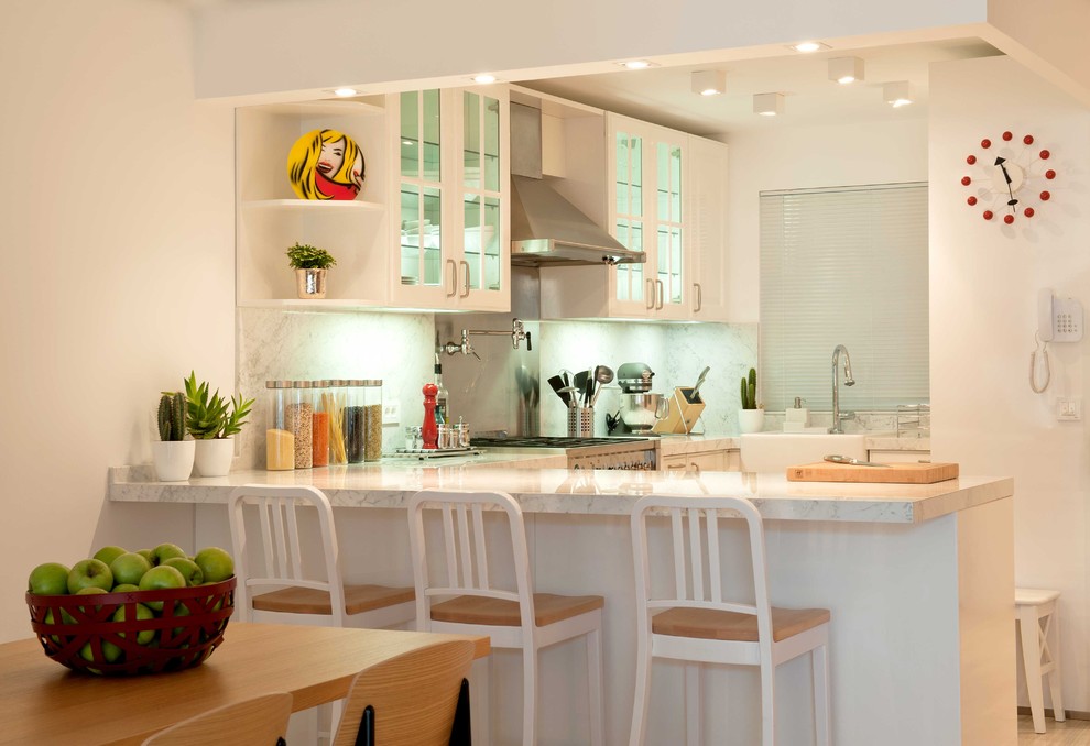 Esempio di una cucina design con lavello stile country, ante di vetro, ante bianche, paraspruzzi bianco, paraspruzzi in lastra di pietra e elettrodomestici in acciaio inossidabile
