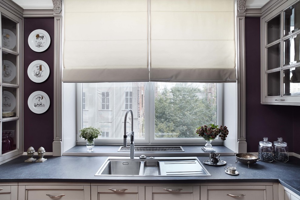 На фото: кухня в современном стиле с двойной мойкой и шторами на окнах с