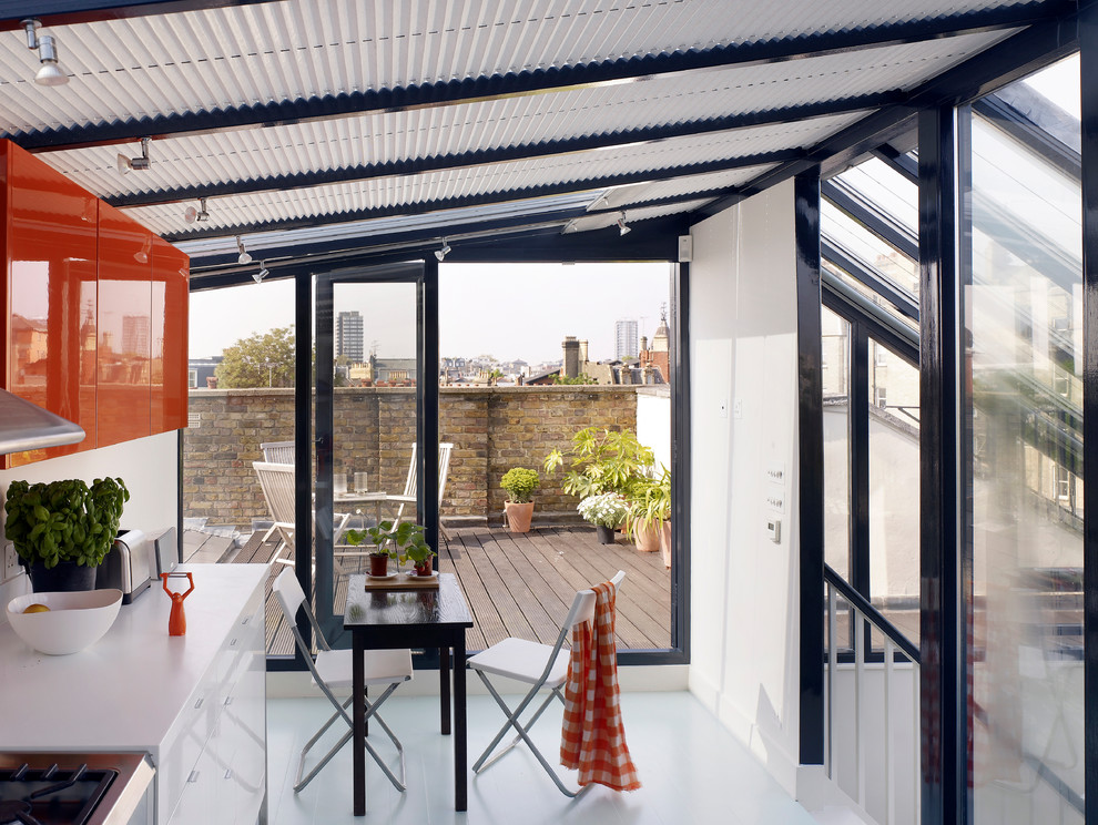 Moderne Wohnküche mit weißen Schränken in London