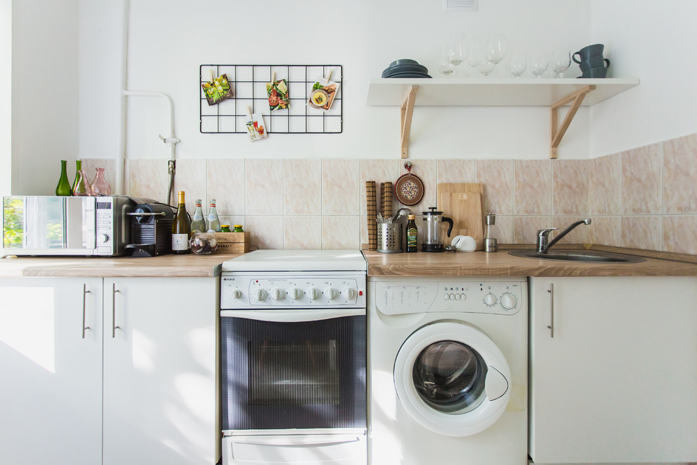 Пример оригинального дизайна: кухня со стиральной машиной в современном стиле