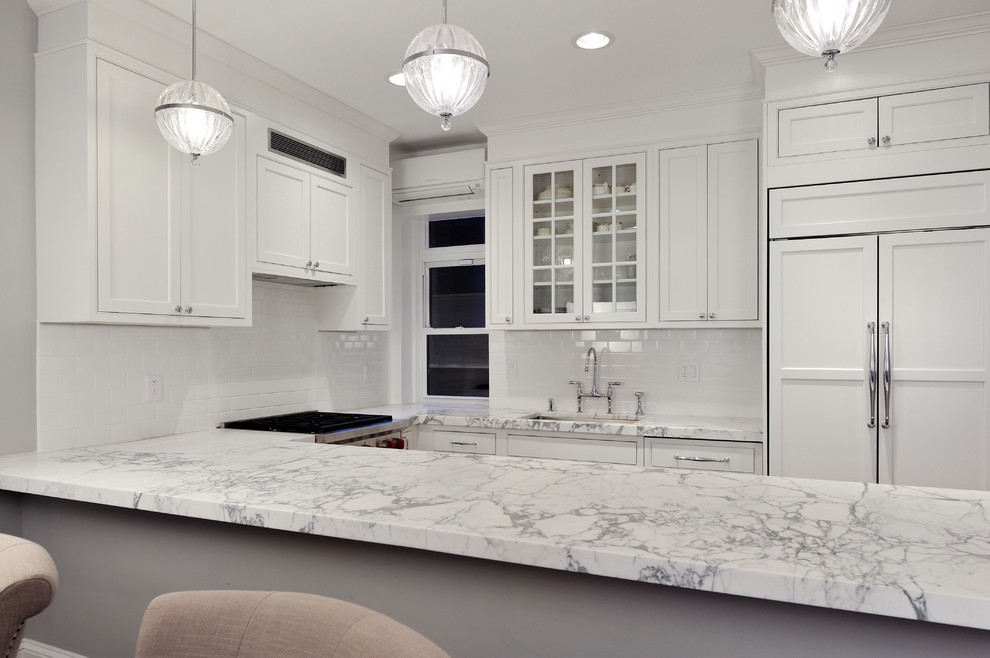 Idéer för att renovera ett mellanstort funkis kök, med en enkel diskho, luckor med infälld panel, vita skåp, marmorbänkskiva, vitt stänkskydd, stänkskydd i keramik, rostfria vitvaror och mörkt trägolv