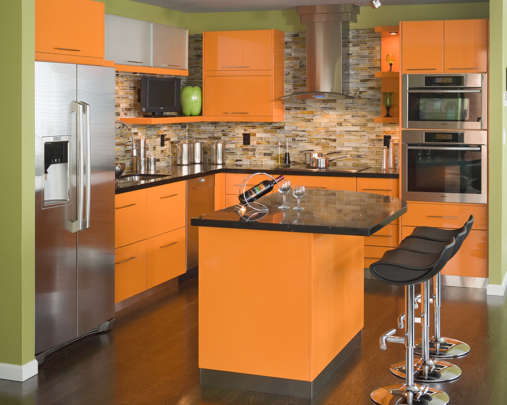 Foto på ett funkis l-kök, med en undermonterad diskho, släta luckor, orange skåp, flerfärgad stänkskydd, stänkskydd i mosaik, rostfria vitvaror, mörkt trägolv och en köksö