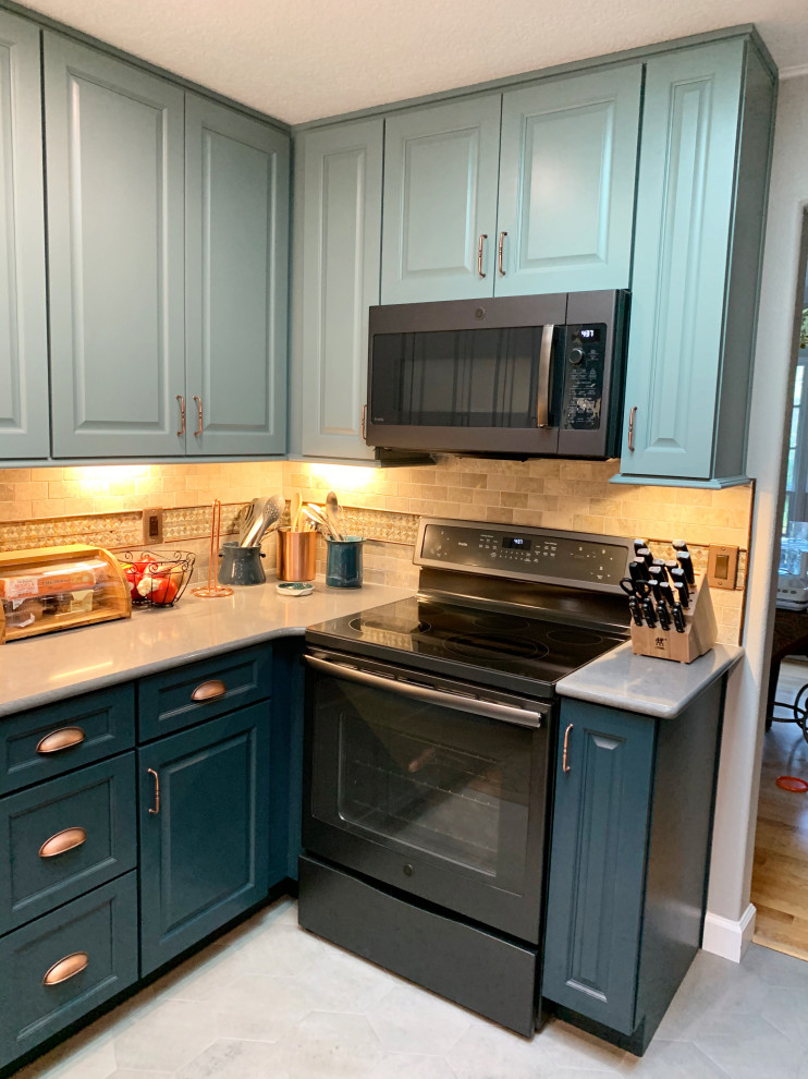 Inredning av ett mellanstort grå grått kök, med en undermonterad diskho, luckor med upphöjd panel, blå skåp, bänkskiva i kvarts, brunt stänkskydd, stänkskydd i tegel, svarta vitvaror, klinkergolv i keramik, en halv köksö och grått golv