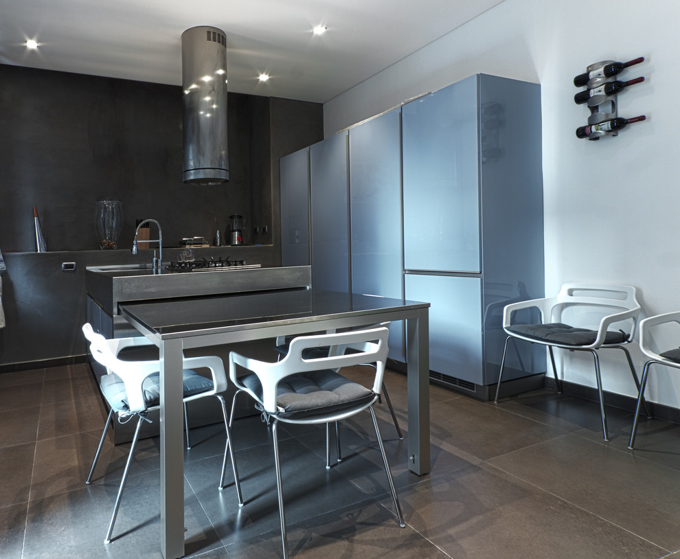 Bild på ett avskilt, mellanstort funkis linjärt kök, med en integrerad diskho, släta luckor, lila skåp, bänkskiva i rostfritt stål, rostfria vitvaror, klinkergolv i porslin och en köksö