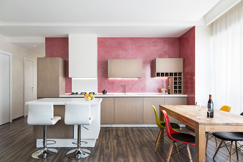 Einzeilige Moderne Wohnküche mit flächenbündigen Schrankfronten, hellen Holzschränken, Mineralwerkstoff-Arbeitsplatte und dunklem Holzboden in Rom