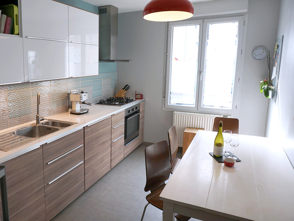 На фото: маленькая кухня в скандинавском стиле для на участке и в саду