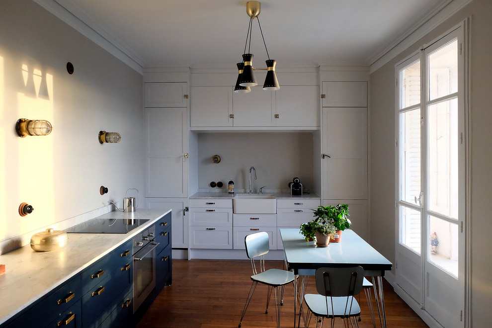 Exempel på ett mellanstort modernt kök, med en rustik diskho, skåp i shakerstil, vita skåp, marmorbänkskiva och mellanmörkt trägolv