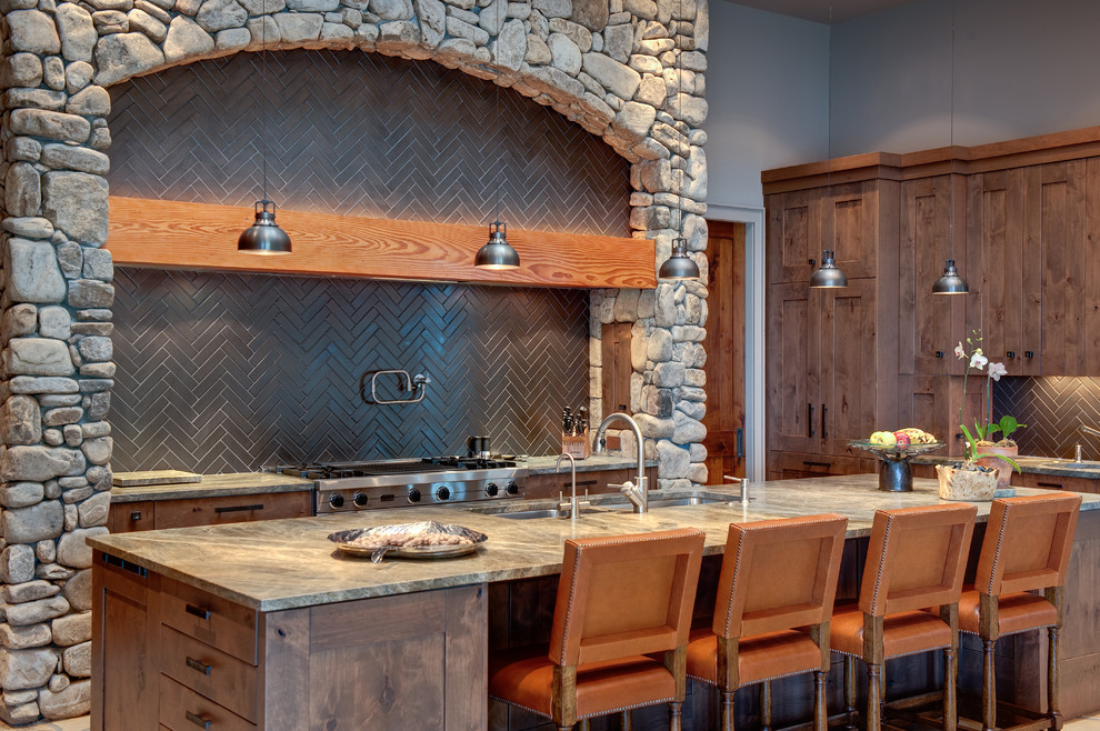 Diseño de cocina rural de obra con fregadero de doble seno, armarios estilo shaker, puertas de armario de madera oscura y salpicadero marrón