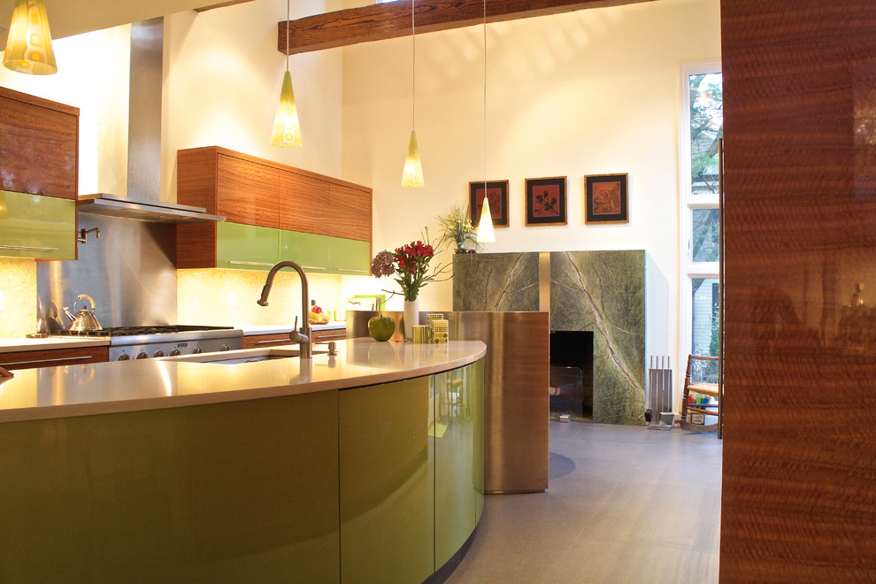 Esempio di una grande cucina design con lavello sottopiano, ante lisce, ante verdi, top in quarzo composito, paraspruzzi verde, paraspruzzi con piastrelle di vetro, elettrodomestici in acciaio inossidabile e pavimento in gres porcellanato