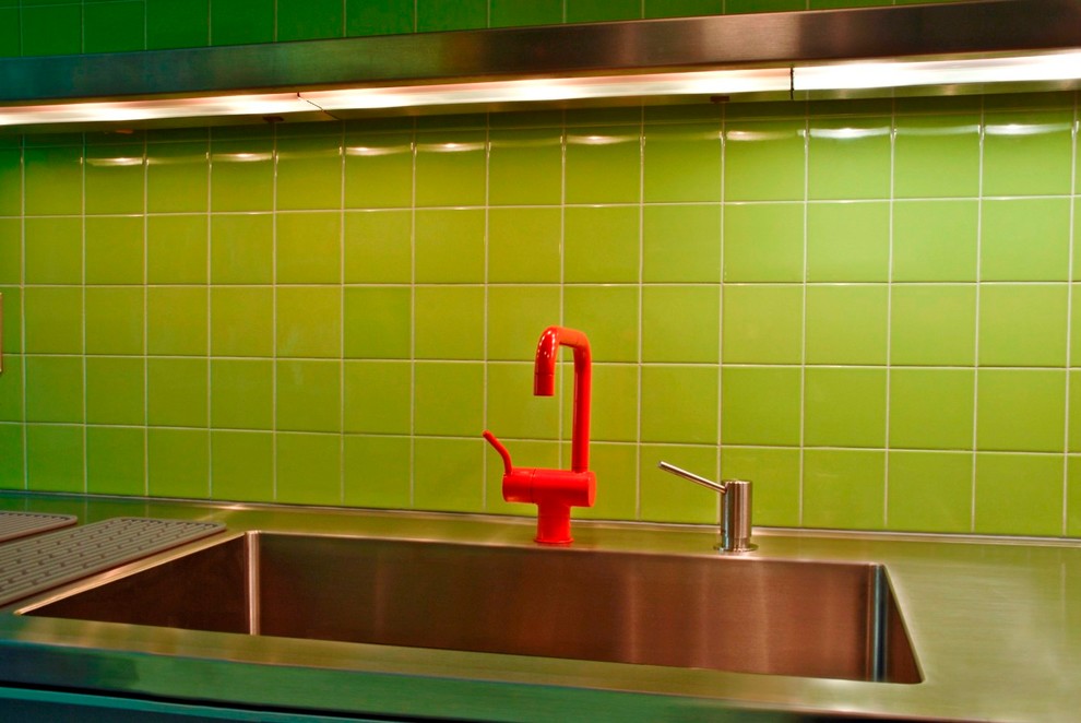 ニューヨークにあるお手頃価格のエクレクティックスタイルのおしゃれなキッチン (緑のキッチンパネル、セメントタイルのキッチンパネル) の写真