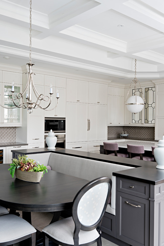 Idéer för ett avskilt, stort klassiskt grå u-kök, med en undermonterad diskho, skåp i shakerstil, vita skåp, bänkskiva i kvarts, brunt stänkskydd, stänkskydd i mosaik, rostfria vitvaror, klinkergolv i keramik, flera köksöar och grått golv