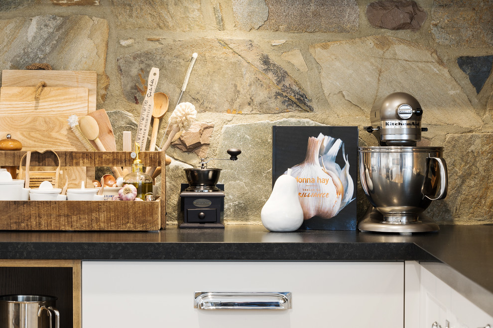 Rustik inredning av ett stort svart svart kök, med skåp i shakerstil, grå skåp, granitbänkskiva, brunt stänkskydd, rostfria vitvaror och stänkskydd i skiffer