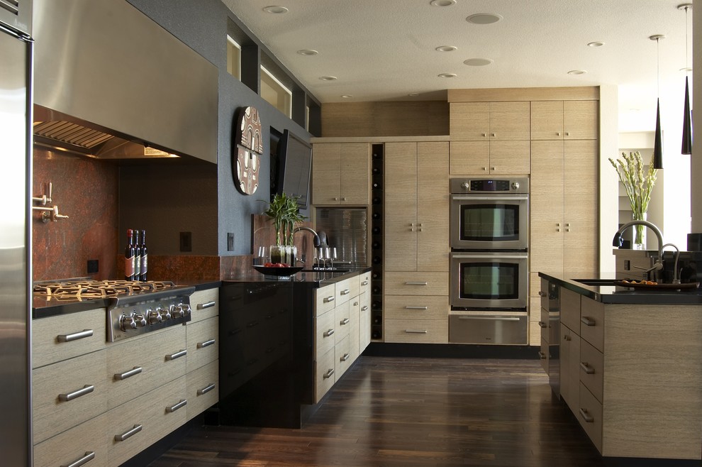 Moderne Küche mit flächenbündigen Schrankfronten, hellen Holzschränken, Granit-Arbeitsplatte, Küchenrückwand in Rot, Rückwand aus Stein, Küchengeräten aus Edelstahl, dunklem Holzboden und braunem Boden in San Francisco