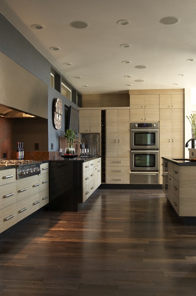 Moderne Küche mit flächenbündigen Schrankfronten, hellen Holzschränken, Granit-Arbeitsplatte, Küchenrückwand in Rot, Rückwand aus Stein und Küchengeräten aus Edelstahl in San Francisco