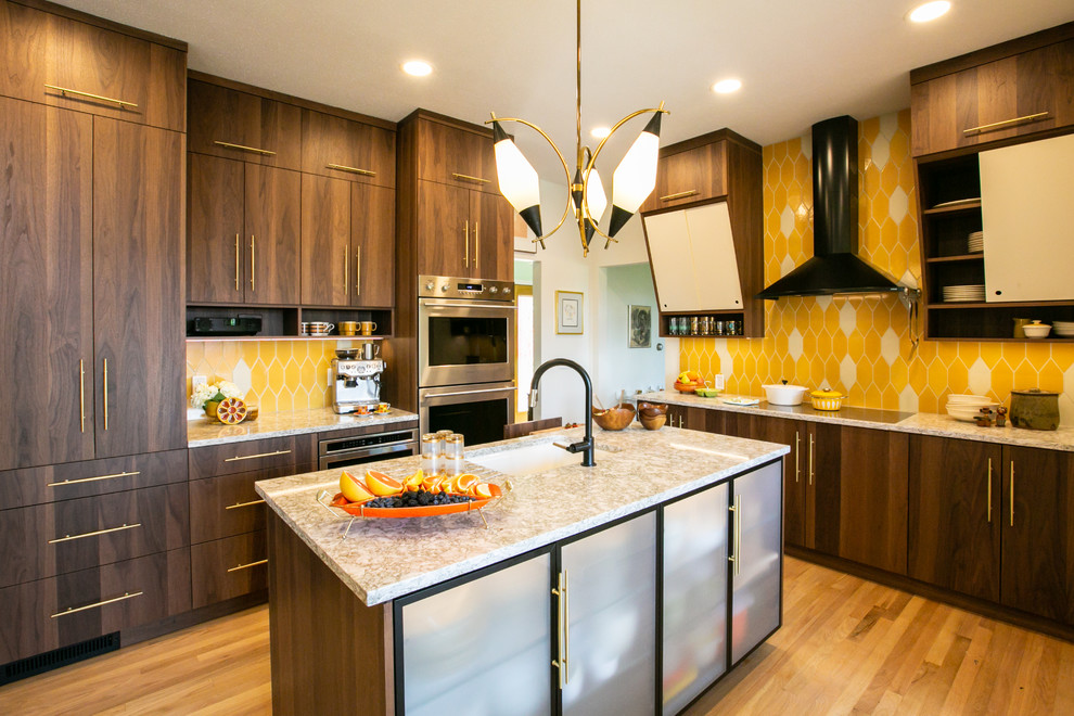 Modern inredning av ett mellanstort flerfärgad flerfärgat kök, med en undermonterad diskho, släta luckor, skåp i mellenmörkt trä, bänkskiva i kvarts, gult stänkskydd, stänkskydd i keramik, rostfria vitvaror, ljust trägolv, en köksö och brunt golv