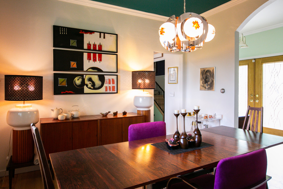 Réalisation d'une salle à manger ouverte sur la cuisine vintage de taille moyenne avec parquet clair et un sol marron.