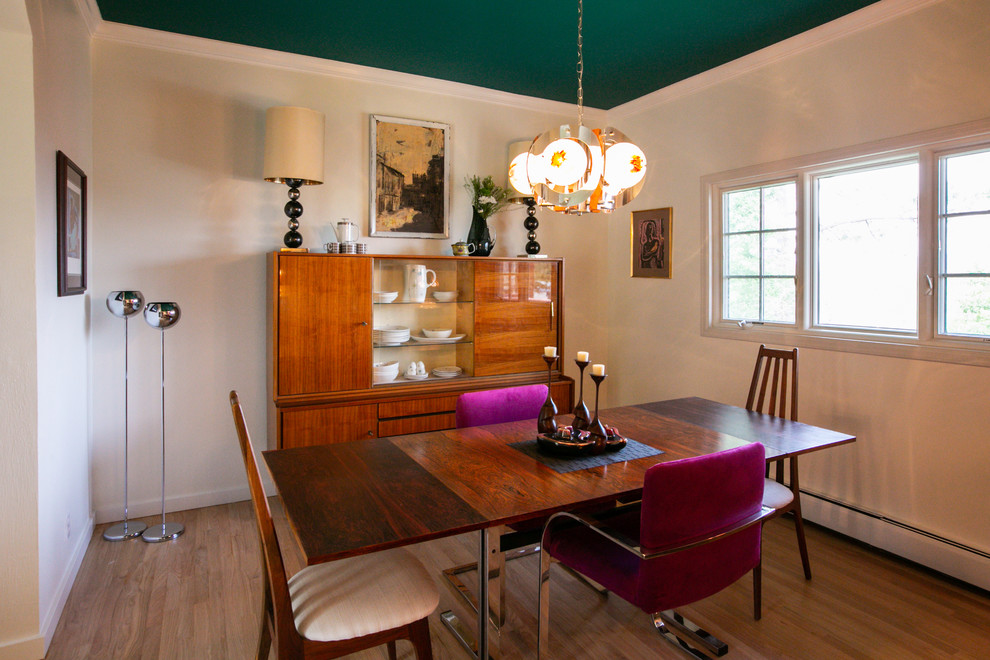 Idee per una sala da pranzo aperta verso la cucina minimalista di medie dimensioni con parquet chiaro e pavimento marrone