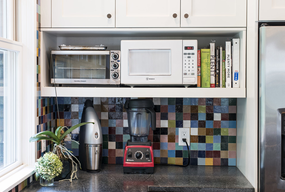 Foto de cocina minimalista de tamaño medio con puertas de armario blancas, encimera de esteatita, salpicadero multicolor, electrodomésticos de acero inoxidable y salpicadero con mosaicos de azulejos