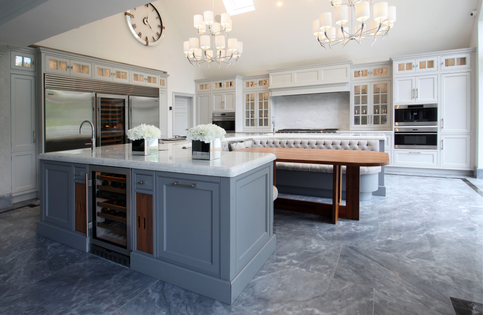 Inredning av ett klassiskt mycket stort vit vitt kök, med en nedsänkt diskho, skåp i shakerstil, grå skåp, bänkskiva i kvartsit, vitt stänkskydd, stänkskydd i marmor, rostfria vitvaror, en köksö, marmorgolv och blått golv