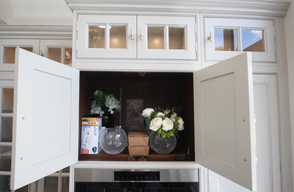 Klassisk inredning av ett mycket stort vit vitt kök, med en nedsänkt diskho, skåp i shakerstil, grå skåp, bänkskiva i kvartsit, vitt stänkskydd, stänkskydd i marmor, rostfria vitvaror, marmorgolv, en köksö och blått golv